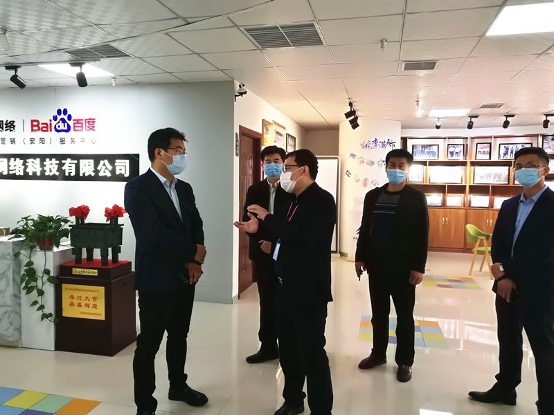 安陽市商務(wù)局副局長張躍勇，攜同天津伍創(chuàng)電子商務(wù)有限公司李富民一行蒞臨安陽青峰網(wǎng)絡(luò)參觀指導(dǎo)！！